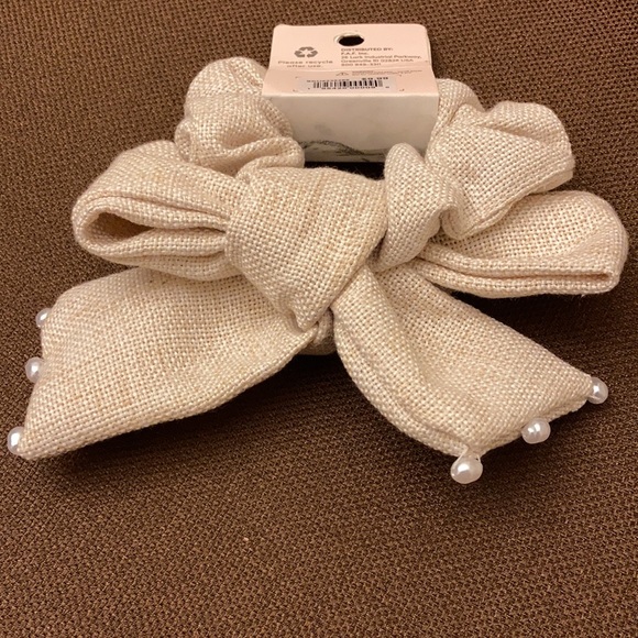 ⚜️Hive & Co Beige Bow Scrunchy w/ Pearl Accents! NWT! - Picture 3 of 3